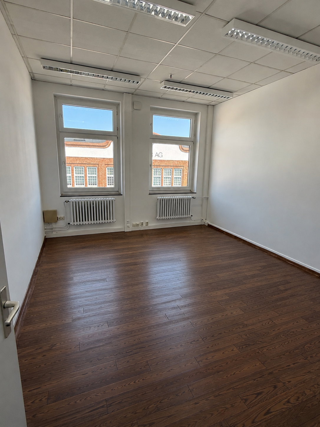 Exemplarische Bürofläche mit Fensterfront