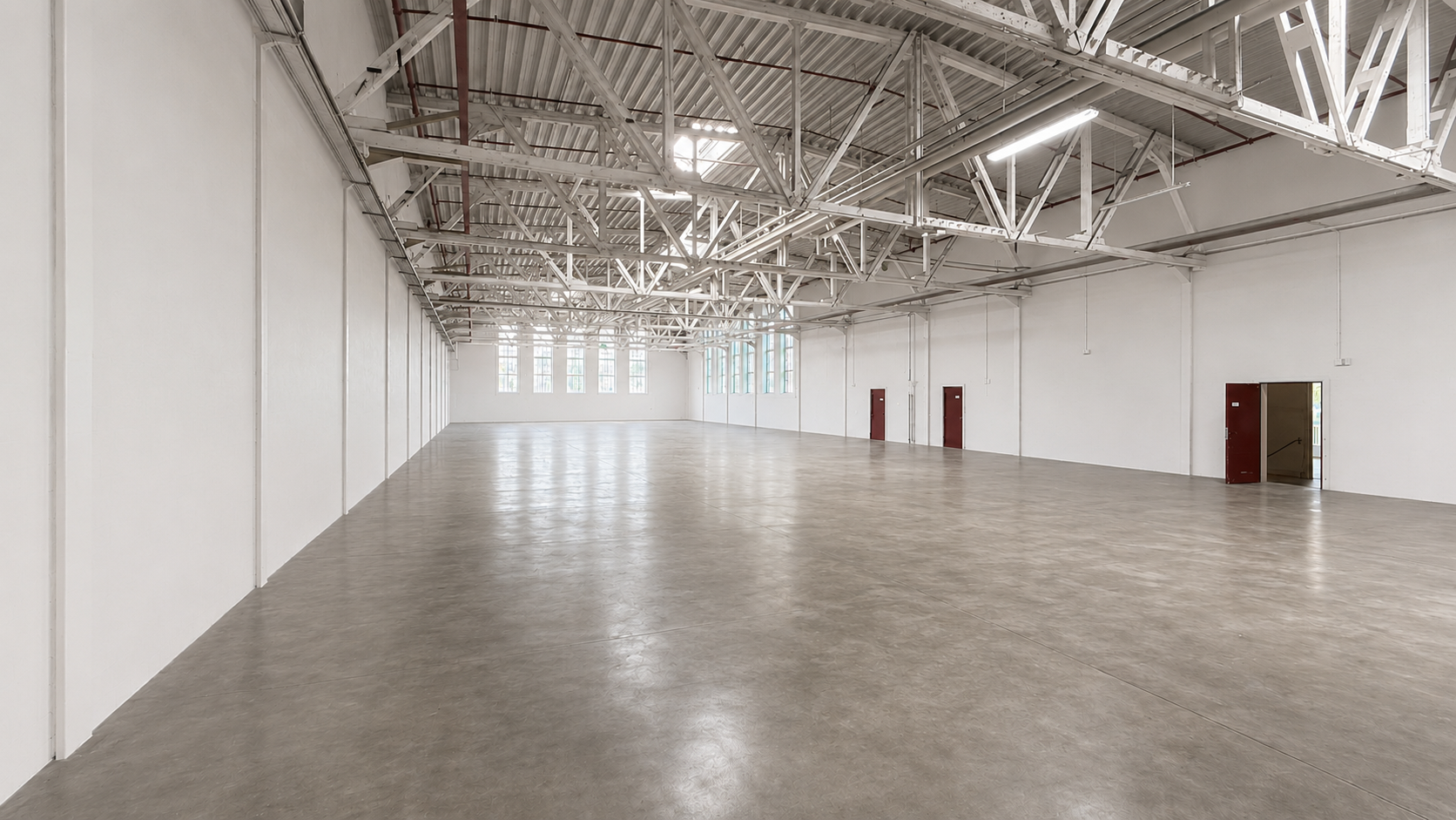 Großzügige Hallenfläche mit Dachtragwerk
